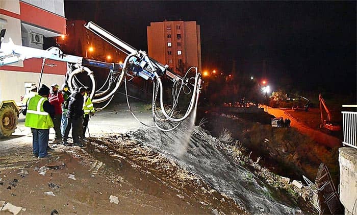 ekipler püskürtme beton attı