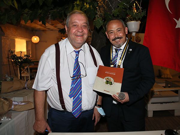 Agora’Da Bayrak Mahir Çam’Da