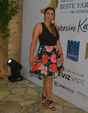 Altın Güvercin Sahnesinde Doğdum