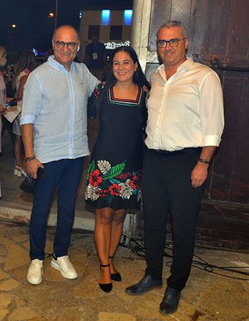 Altın Güvercin Sahnesinde Doğdum