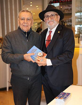 3. İmza Küçük Kulüpte