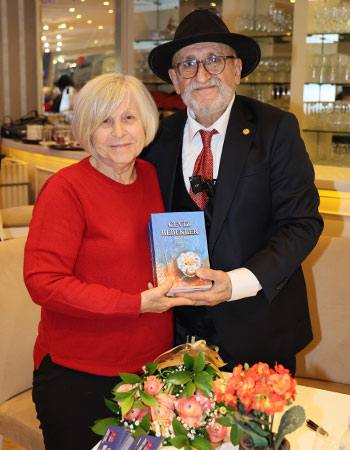 3. İmza Küçük Kulüpte