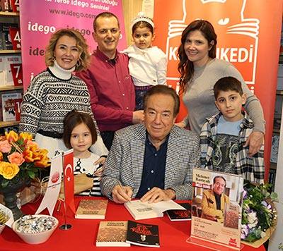 Kitaplarını Tev Yararına İmzaladı