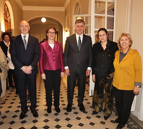 Filiz Eczacıbaşı Sarper’E Sanat Ve Edebiyat Şövalyesi