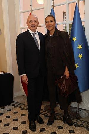 Filiz Eczacıbaşı Sarper’E Sanat Ve Edebiyat Şövalyesi