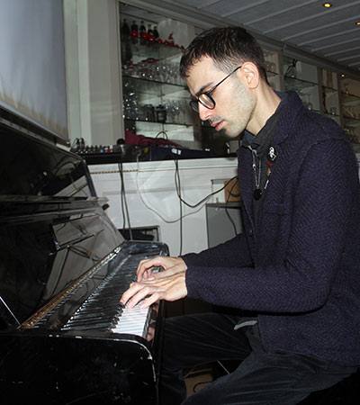 3. İmza Küçük Kulüpte