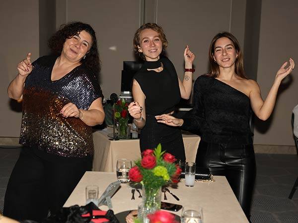 Pınar Aylin Sevgililere Söyledi