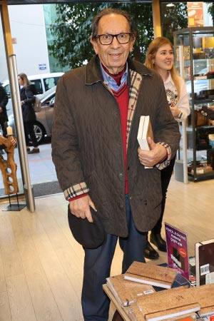 Kitaplarını Tev Yararına İmzaladı