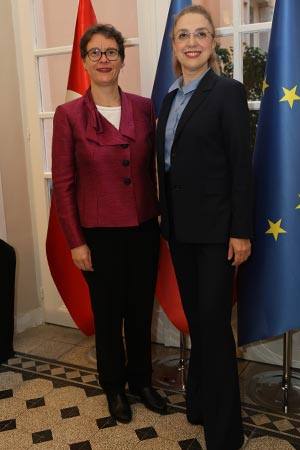 Filiz Eczacıbaşı Sarper’E Sanat Ve Edebiyat Şövalyesi