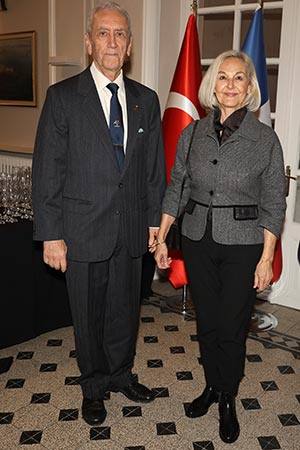 Filiz Eczacıbaşı Sarper’E Sanat Ve Edebiyat Şövalyesi