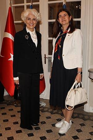 Filiz Eczacıbaşı Sarper’E Sanat Ve Edebiyat Şövalyesi