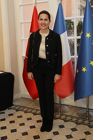 Filiz Eczacıbaşı Sarper’E Sanat Ve Edebiyat Şövalyesi