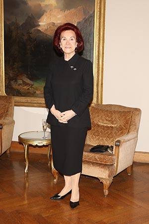 Filiz Eczacıbaşı Sarper’E Sanat Ve Edebiyat Şövalyesi