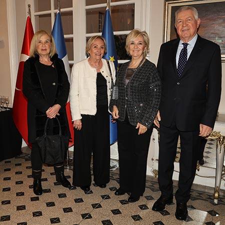 Filiz Eczacıbaşı Sarper’E Sanat Ve Edebiyat Şövalyesi