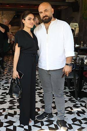 Yakışıklı Kapılarını Açtı