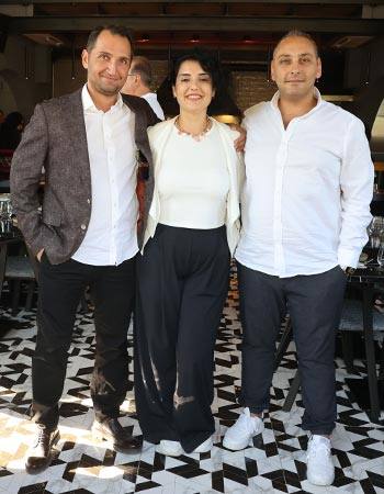 Yakışıklı Kapılarını Açtı