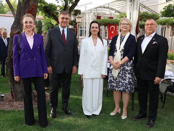 Büyükelçiye Görkemli Resepsiyon