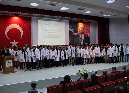 İKÇÜ Tıp Fakültesi Öğrencileri Doktorluğa İlk Adımı Attı 