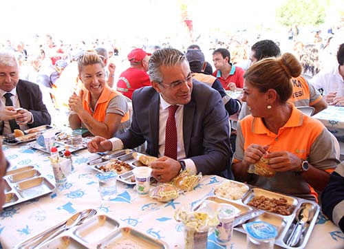 2 bin kişiyle bayram yemeği