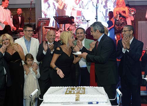 Altıncı yaşını can dostlar ile kutladı