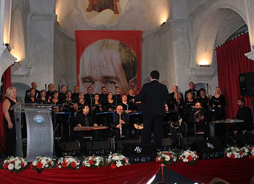 Çeşme'de Atatürk, sevdiği şarkılarla anıldı