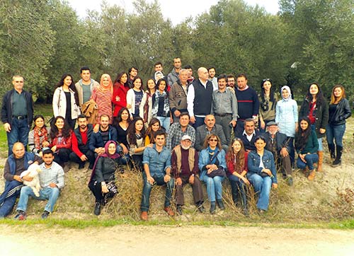 Geleceğin mühendisleri Akhisarda zeytin hasadı yaptılar