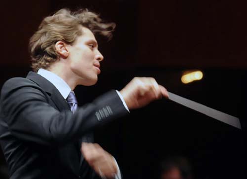 Bu kez kendi sanatçıları