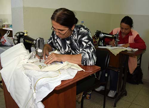 Aliağa Tüpraş Halk Eğitimi Merkezi meslek kazandırmaya devam ediyor