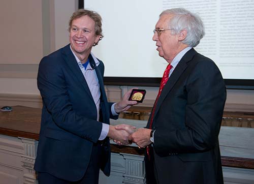 İzmir Ekonomiye altın madalya