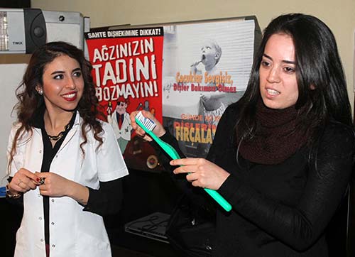 Karabağlar Belediyesinden çocuklara diş sağlığı eğitimi