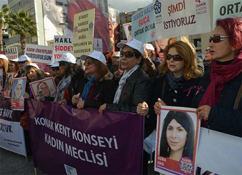 İzmirli kadınlar mor balonlarla sahaya indi