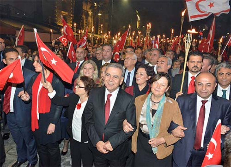 İzmir Cumhuriyet meşalesi ile aydınlandı