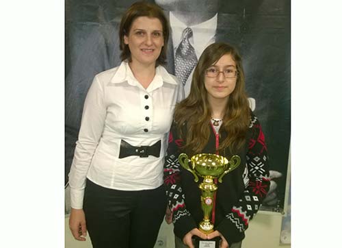 Küçükler satranç turnuvasında birincilik kupası Defnenin