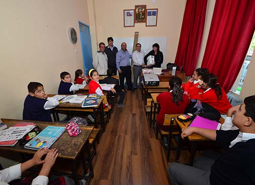 Foça belediyesi öğrencilerin yanında