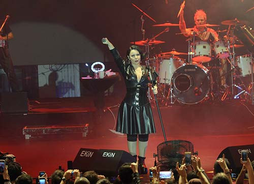 Mor ve ötesi ile Şebnem Ferah Darüşşafaka için sahne aldı