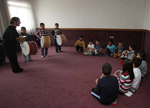 Ve karşınızda Smyra çocukları ritim gurubu