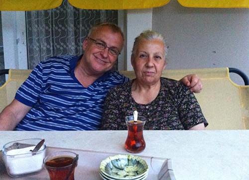 Kanseriyle dalga geçiyor, hayatını yaşıyor