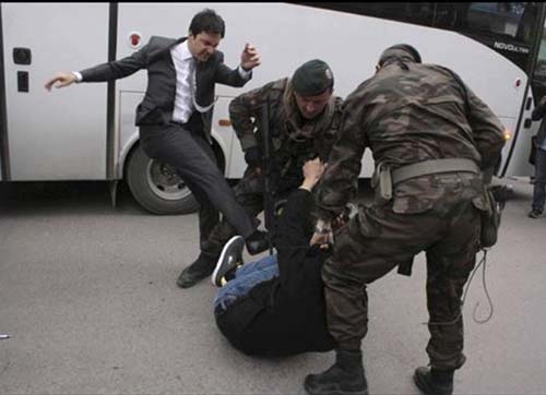 Tekme Fotoğrafı yılın fotoğrafları arasında