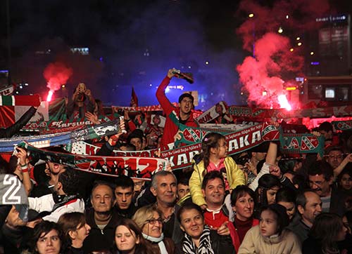 Yer gök yeşil- kırmızı