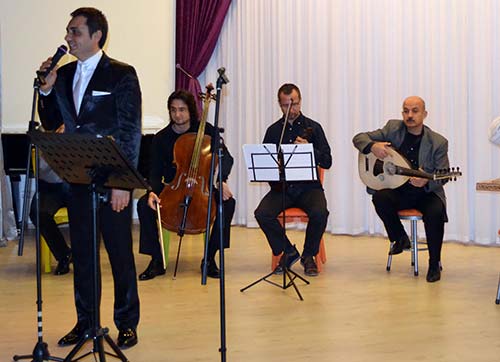 Erdem Özgenden Miniklere Türk müziği resitali