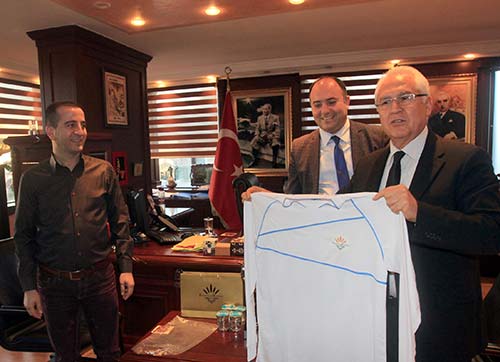 Karabağlarda dostluk kazandı