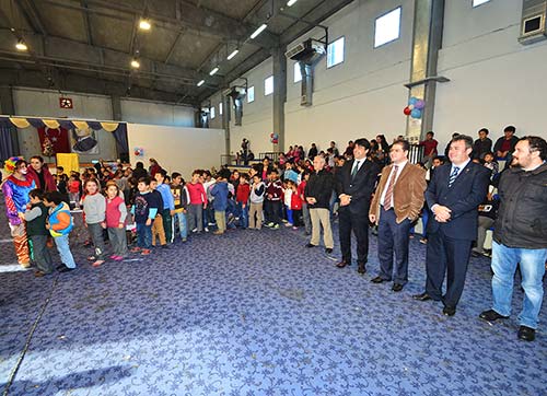 Foça Belediyesi çocuklara yılbaşı eğlencesi düzenledi