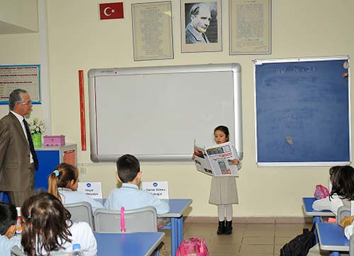 Bir okul, güne gazeteyle başlıyor