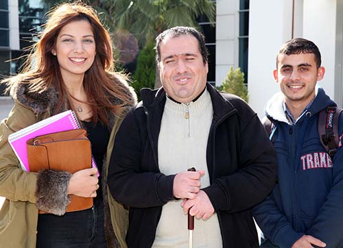 Karanlık dünyasını şiirleri ve birincilikleri aydınlatıyor