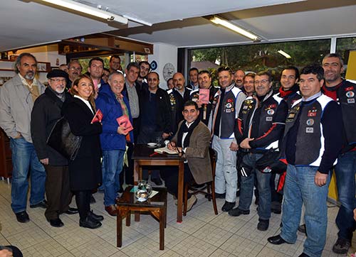 Kardeşlere adanmış Şiirleri imzaladı