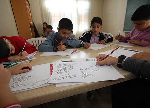 Bayraklıda çocuklara karikatür kursu