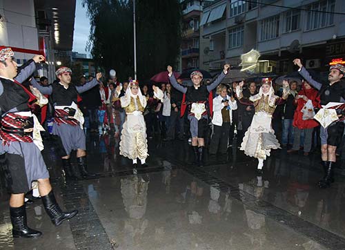 Bayraklıda yeni yıla erken kutlama