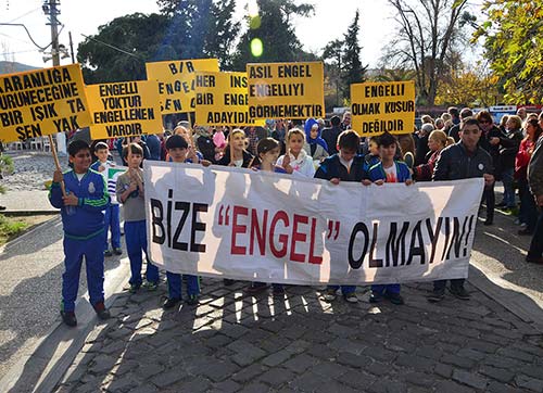 Engelliler için el ele yürek yüreğe olmalıyız