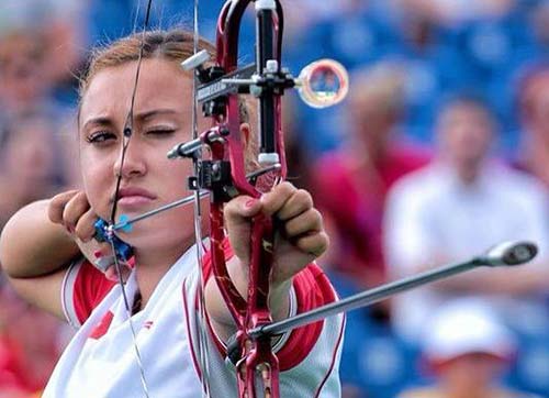 Karşıyakalı Ecem zirveye aday