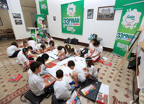 Minik ressamların ödüly mutluluğu 